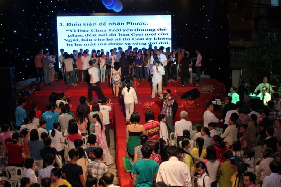 Thân hữu lần lượt bước lên sân khấu để cầu nguyện tin nhận Chúa